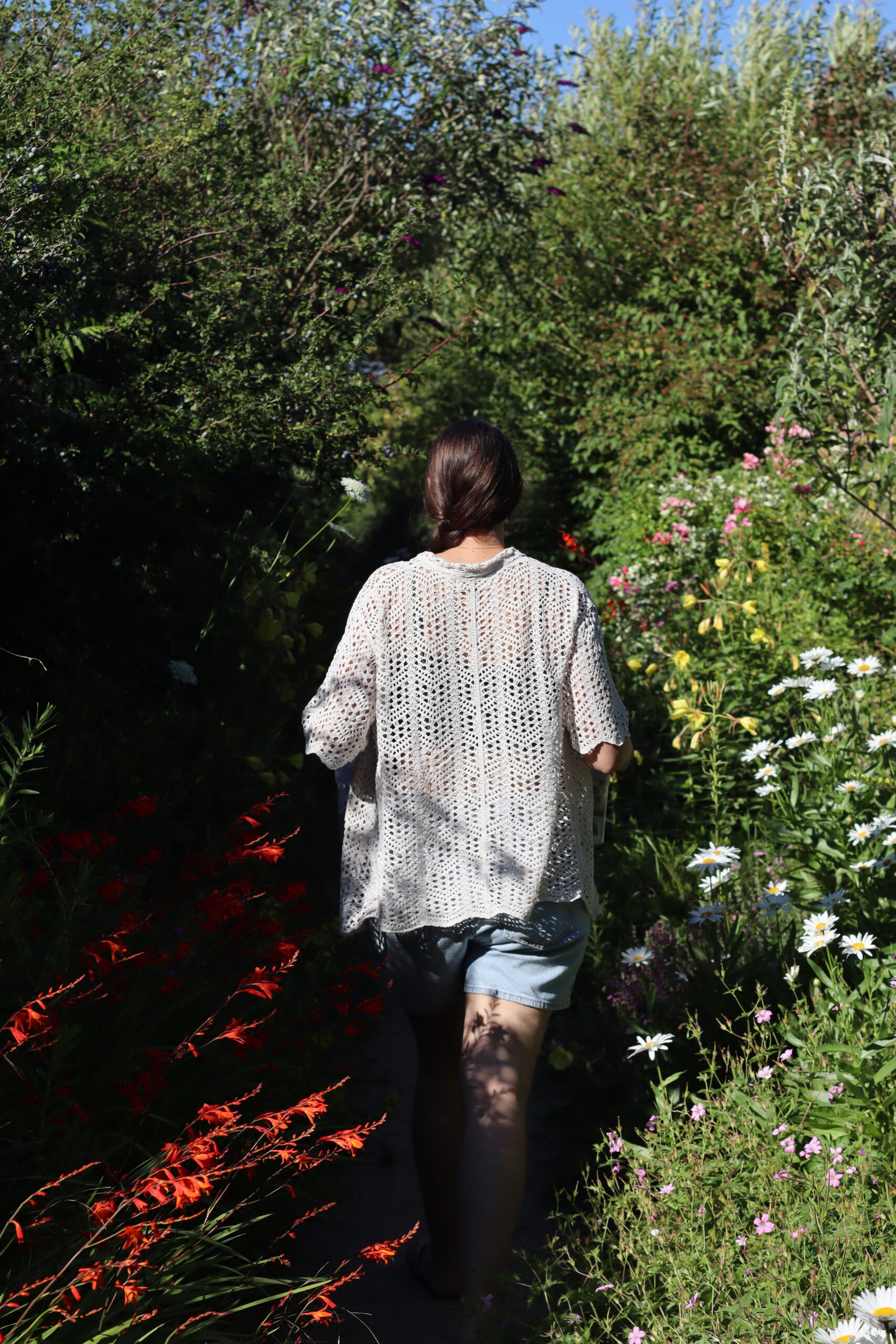Emilie dos caisse jardin papy Cueillette de fleurs en balade